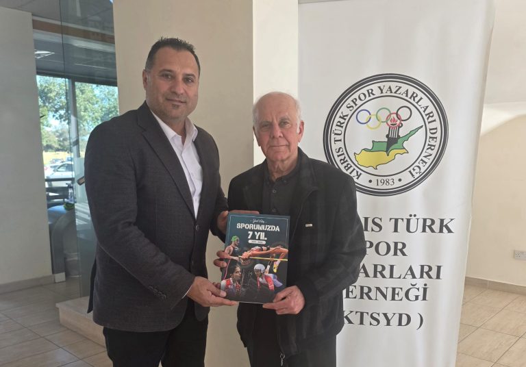 Yücel Hatay “Sporumuzda 7 Yıl" kitabını KTSYD Başkanı Necati Özsoy'a takdim etti